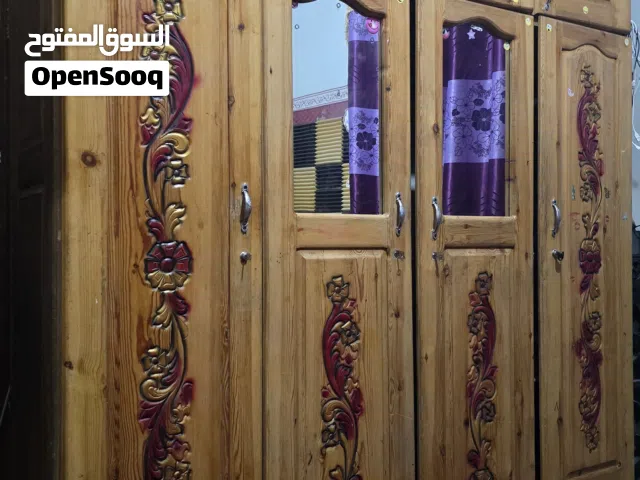 دولاب خزانة ملابس بأربعة أبواب، عمق 50 سم، ارتفاع 220 سم، وعرض مترين، تصميم فريد ومميز.