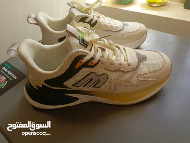 حذاء ابيض رياضي جديد ماركة ميرتو