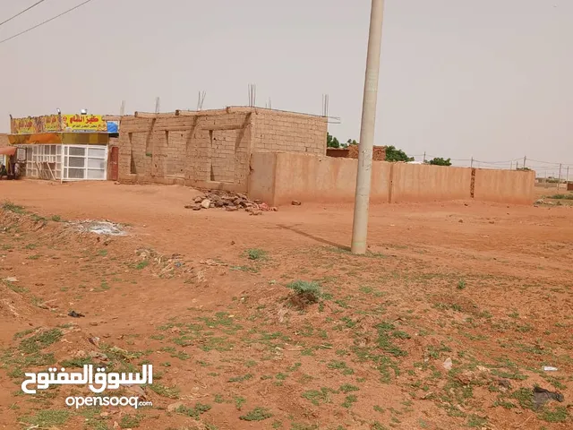 قطعة أرض تفتح في زلط ال102 رئيسي تفتح جنوب على ال61 جوار مخبز الشام فيها تلاتة دكاكين غير مسقوفة