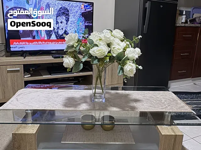 طاولة زجاجية حديثة مع زهور (توصيل مجاني لجميع انحاء الدولة)