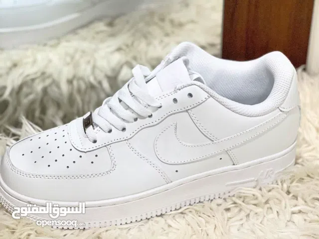 حذاءnike air force أبيض – مقاس 43 – سعر مناسب