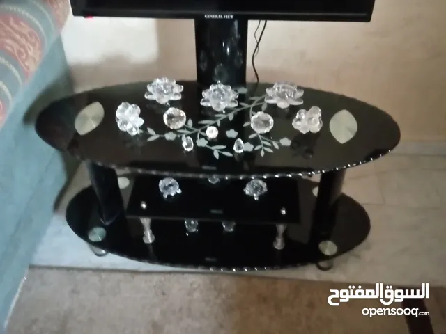 طقم كنب مستعمل للبيع سبع مقاعد 15 ديناروطاولة شاشة سكريت لون اسود 20 دينار