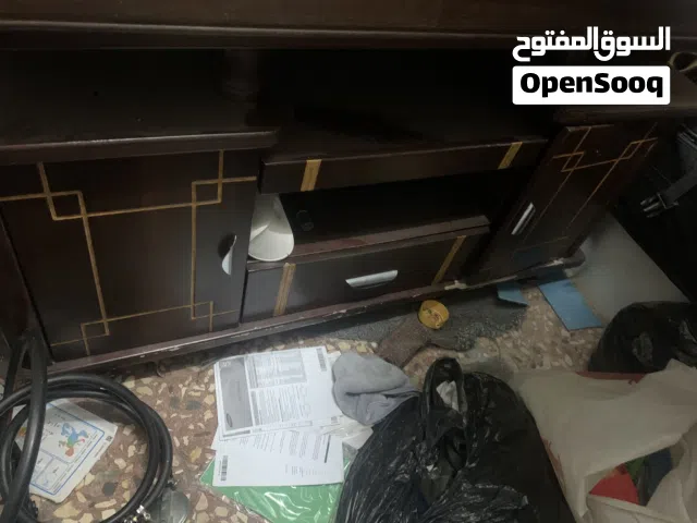 طاولة شاشة وطاولة زجاج بحاله ممتازة