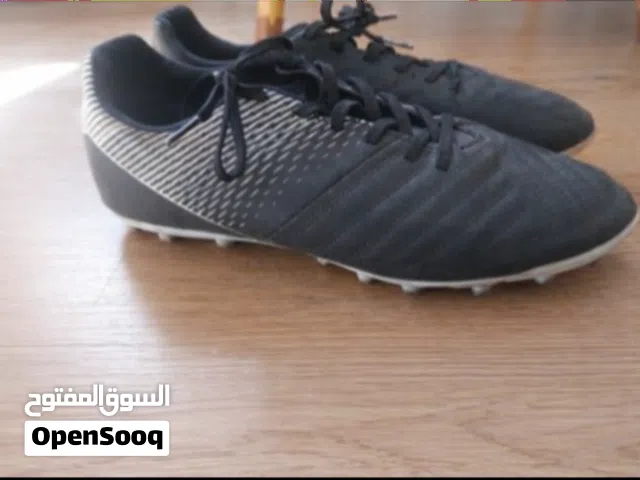 حذاء كرة قدم حالة مستعملة من نوع KIPSTA