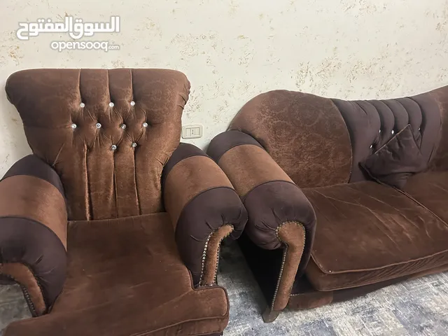 طقم كنب لون بني مستعمل بحاله الجديد
