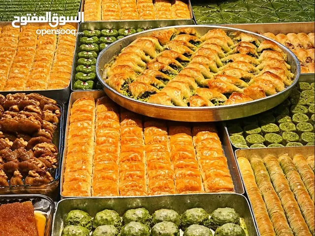 نبيع في حلويات بقلاوه باللوز وككاويه وخدمه سوريه يعني يخدم فيها سوري بنه وصنه للحجز يمكن الاتصال علي