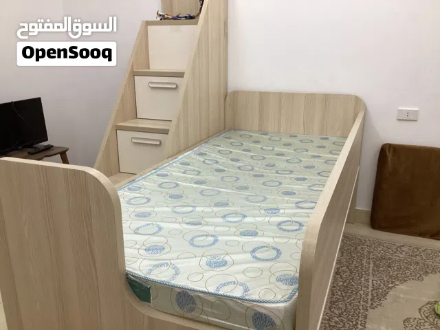 سرير مع ادراج مع طاولة مع فراش طبي من الربيع