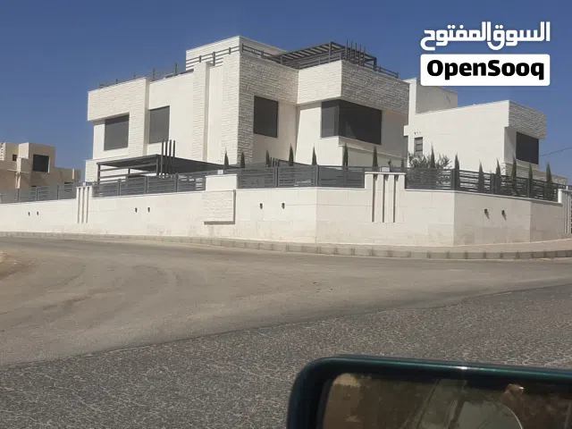 أرض مساحة 1800م طريق المطار طابقين وروف فقط واجهة 31 م  جميع الخدمات ماء كهرباء شارع معبد من المالك