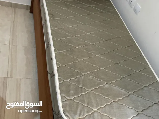 تخت مفرد غرفة نوم مفرد نظيف وشبه جديد