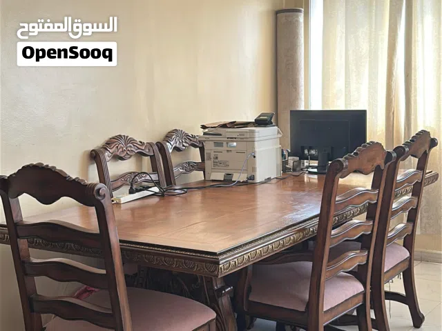 طاولة مستعمل نظيفة جدا مع 8 كراسي