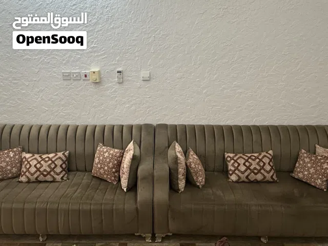 طقم كراسي مخمل ل11 شخص بحالة ممتازة جداً