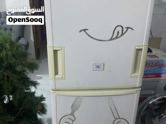 ثلاجة شارب للبيع بحالة ممتازة شغالة 100٪ وتبريد قوي