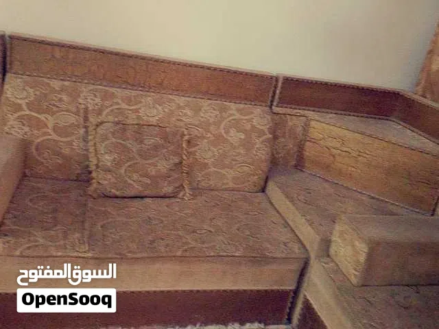 كنب مجلس خليجي تفصيل لديوان واسع 24 مقعد مع طاولات للبيع الفوري في الزرقاء، خشب متين جداً