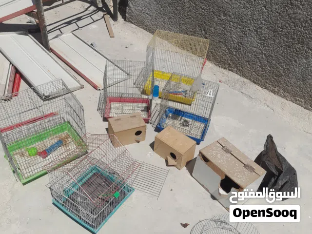 اقفاص حمام عدة احجام مع معالفهم ومشاربهم ووقفات