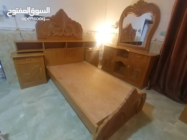 غرفة نوم سرير و ميز مرايه و تعلاكة ملابس فقط