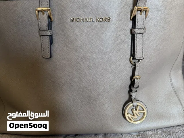 شنط عدد 2 مايكل كورس لون بيج وبني  بخاله ممتازه للبيع
