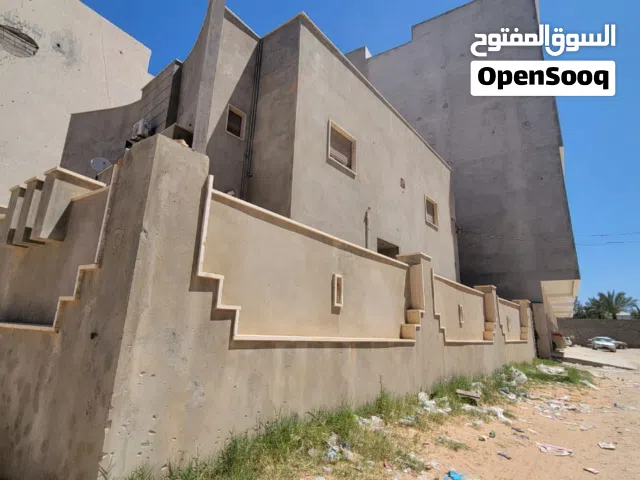 فيلا واجهتين مقسم قطران لقدام الباب الشوارع واسعة جدا