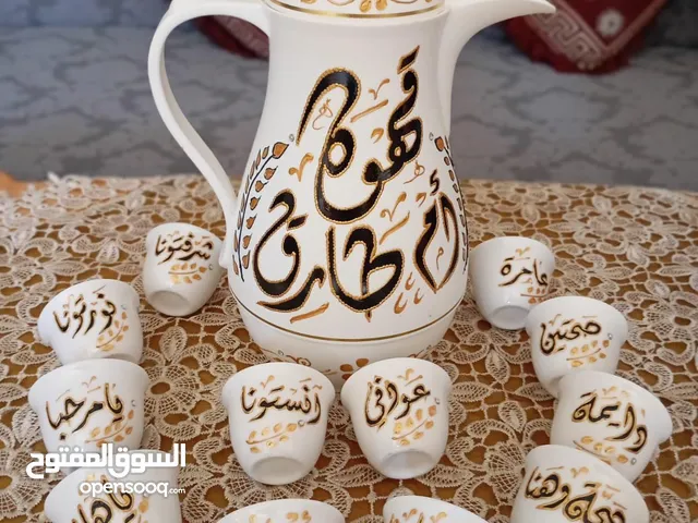 دلة قهوة مع فناجين