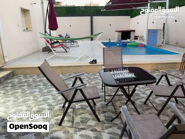 فيلا قريبة من رئيسي السبعة للبيع  والايجار اليومي مساحة الارض 546 المسقوف 170 متر بها حوض سباحة جديد