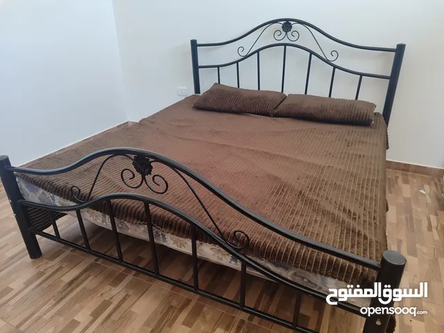 سرير حديد مفرد ونص فقط مستعمل بحالة جيدة بدون فرشة