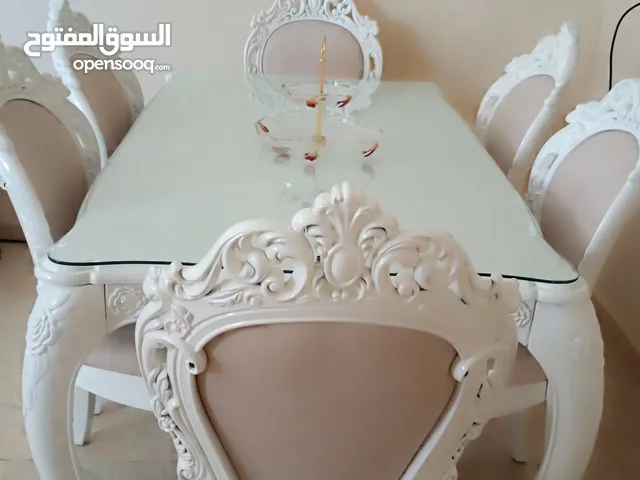 طاولة طعام رائعة في الواقع أجمل