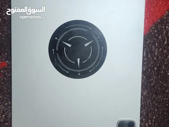 ثايباد برو «m1» الايباد كررررررت. فيه فقط قرم بسيييط ما يأثر أبداً ولك حريه الفحص افضل شاشه ايباد