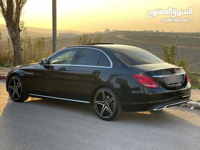 مرسيدس C200 بحالة ممتازة - استعمال قليل