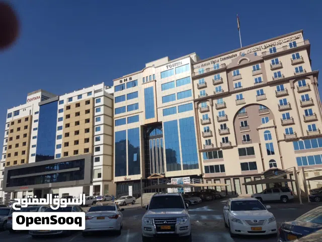 مكتب للإيجار في غلا موقع مميز قريب فندق سينتارا