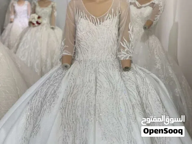 فستان أعراس استخدام مره واحده متواجد في محل فساتين في الرستاق