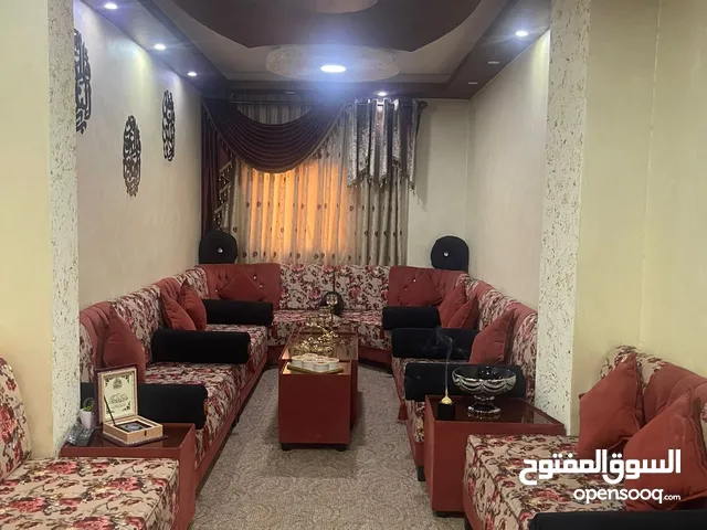 كنب كورنر مستعمل بحالة الجديد سبب البيع نقل على شقة أخرى