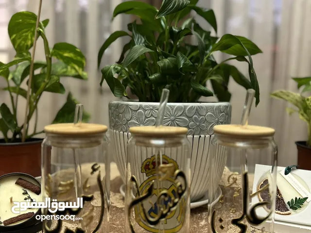 كاسة مع مصاصة مع كتابة يدوية