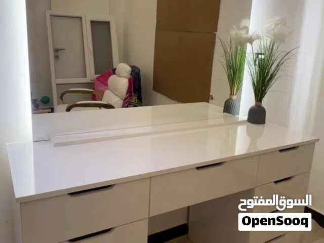 للبيع ميز جديد جدا