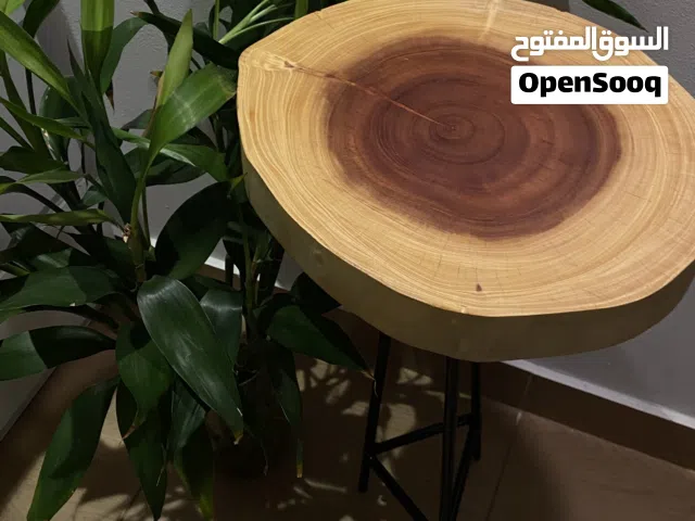 طاولة مصنوعة من الخشب الطبيعي عمل يدوي