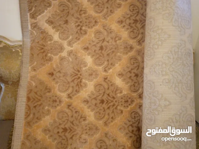 بساط نظيف وشبه جديد لونه حلو الي جاد يتفضل