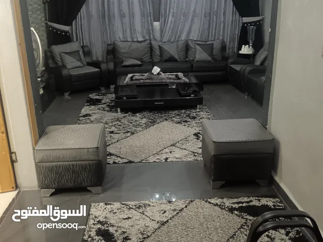 صالون مميز للبيع بحالة ممتازة لون أسود وسكني