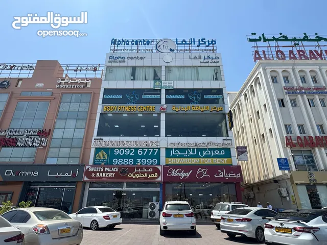 فرصة ذهبية! معرض بموقع مميز جدآ -للإيجار بأفضل موقع بالمعبيلة مع شهرين مجاناً