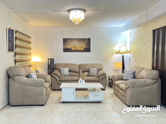 طقم كنب دب مستورد بحالة الوكالة جميل جدا وبسعر رائع حجم جامبو فخم جلسة واسعة ومريحة