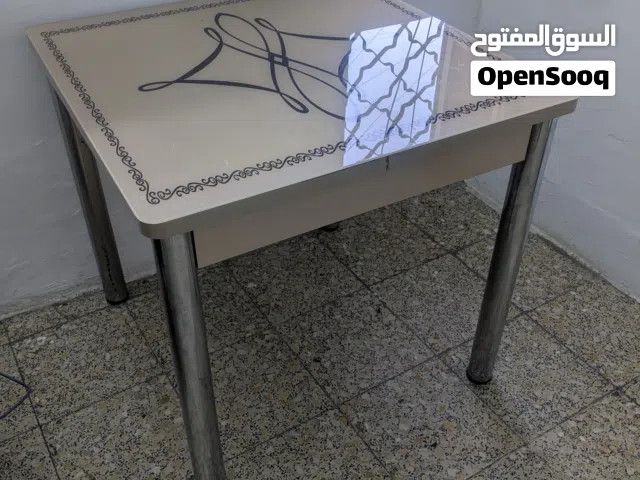 ميز مربع زجاجي ارجل المنيوم