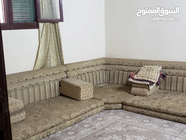 بيت دورين للإيجار مع العفش بالشهري او باليومي في الحديدة..خلف الكريمي شارع جمال قريب من الخط حي راقي