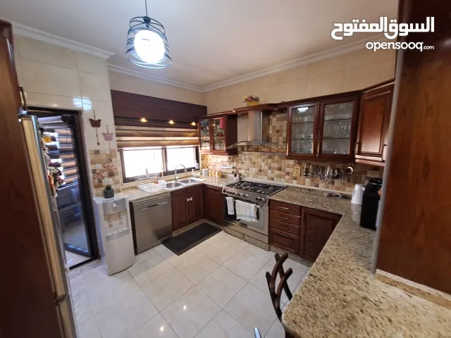شقة طابق ثالث مع روف مميزه جدا جاهزه للسكن و ليست بحاجة الي صيانة للبيع