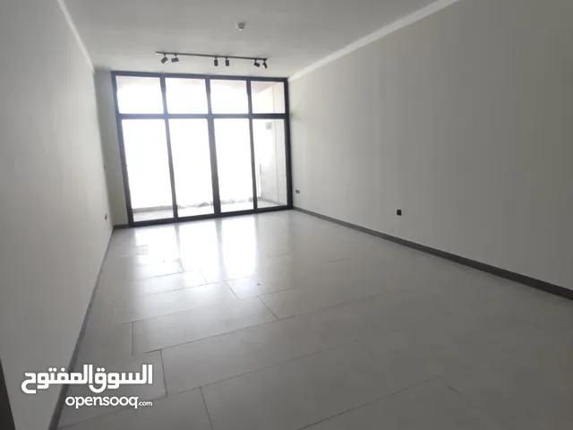 شقة 3 غرف وصالة و5 حمامات مع باركن وشهر وغازو تكييف فري