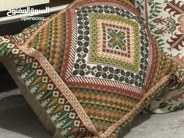 مرايه توضع بزاوية الغرف وتعلق حجم كبير وتطريز يدوي والألوان مميزة مع مساند ونفس الالوان للبيع