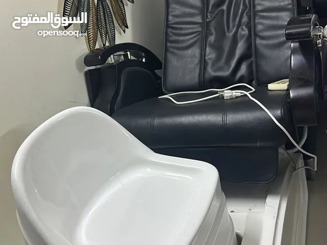 اغراض صالون كاملة شبه جديدة كراسي ومرايات وسراير واستشوارات وبلكات ومعقم ادوات وتريلي وغيرها البيع