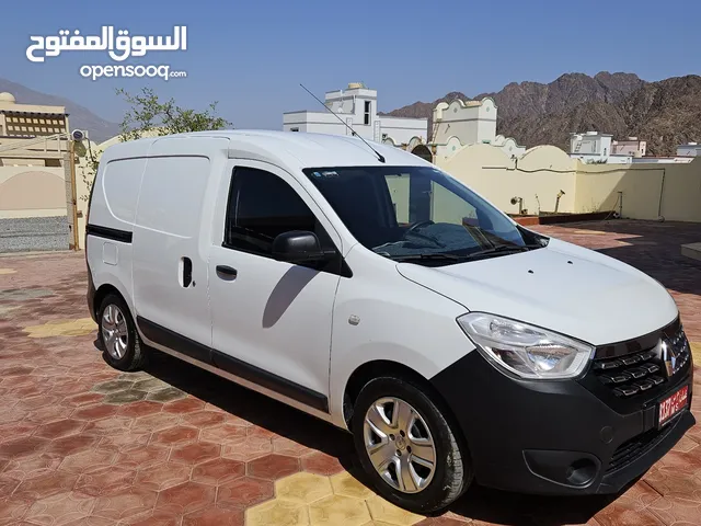 رينو دوكر سيارة توصيل طلبات أو أغراض متنوعة الاستخدامات موديل 2022 خليجية من وكالة عمان شبه جديدة