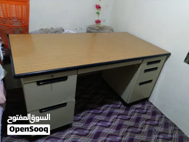 مكتب مع كرسي دوار نظيف جداً