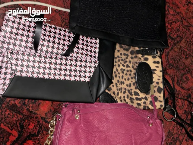 شنط متنوعه علي 2 دينارين الحبه