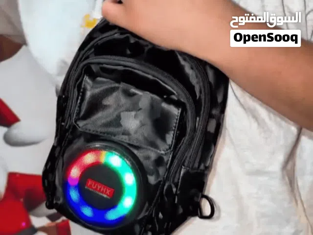 حقيبة عصرية مع مكبر صوت بلوتوث مدمج وإضاءة RGB. توصيل جميع محافظات