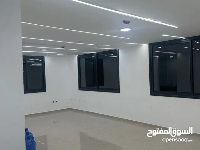 مكتب بمنطقة حيوية للإيجار