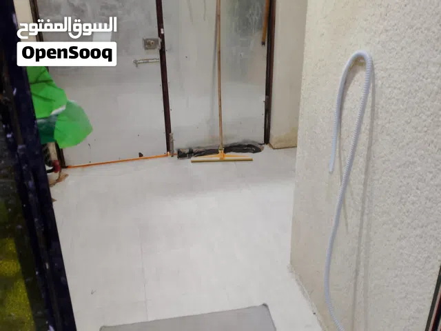 بيت بناء حديث بل جزيره حي الرايه يطل عله شارعين تبليط يمه جميع الخدمات البيت مكون من غرفتين وهول مف
