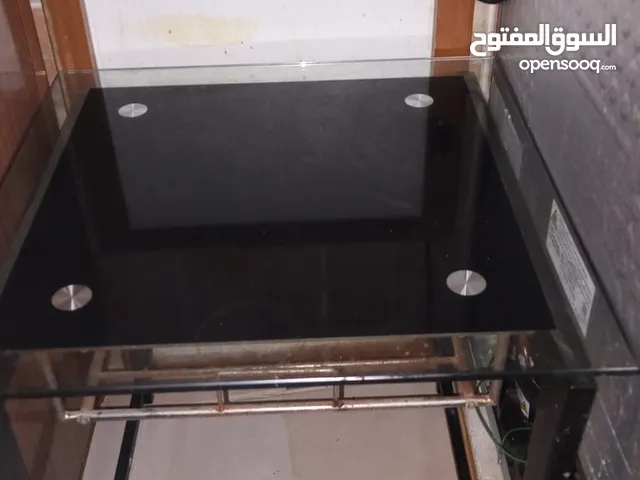 طاولة للبيع نظيفة
